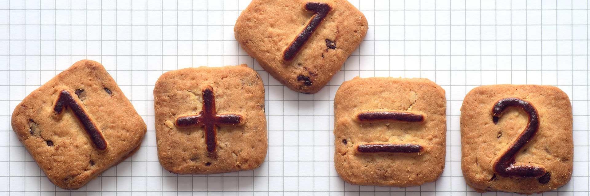 Bild mit Keksen auf denen Zahlen sind